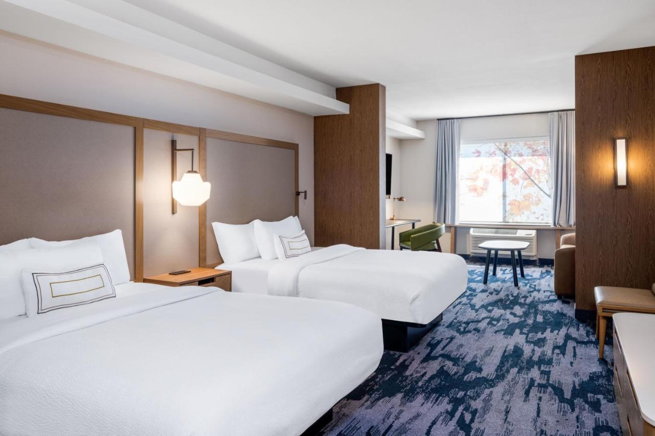 Queen Suite with Two Queen Beds, Bathtub and Sofa Bed - Mobility Access